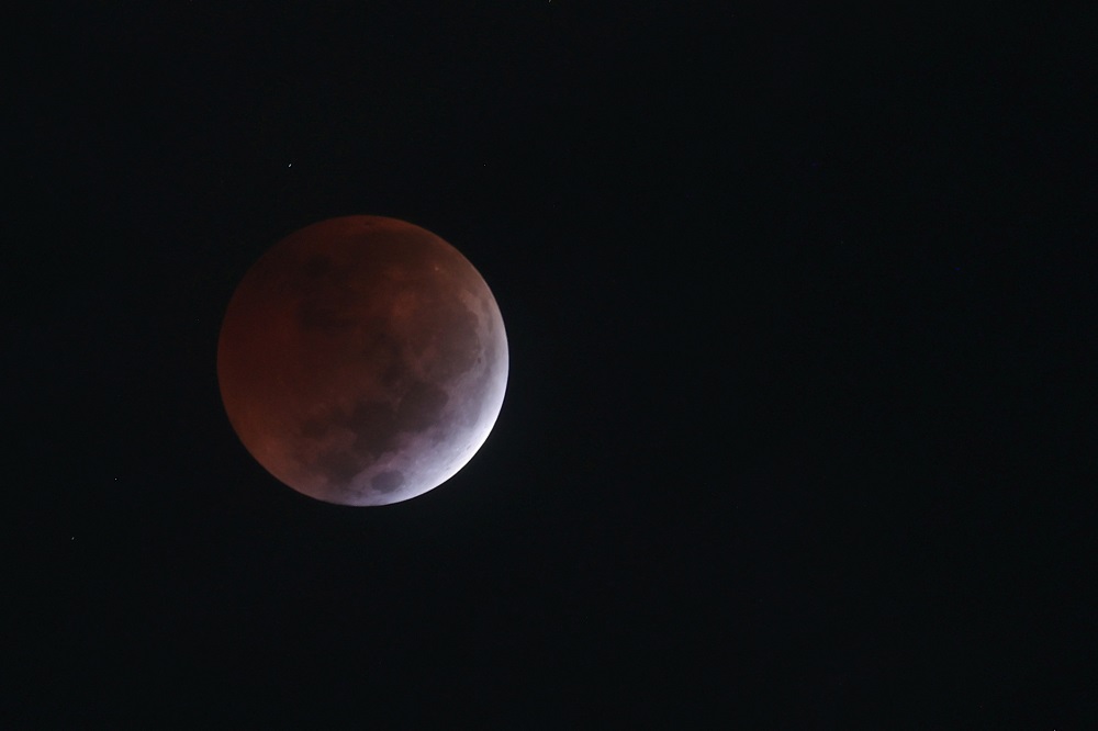Astrônomos Revelam a Surpreendente “Quase-Lua” que Acompanha a Terra há Seis Décadas! 2 2025 03 14T081631Z 1609288822 RC2UCDARACSC RTRMADP 3 LUNAR ECLIPSE BRAZIL