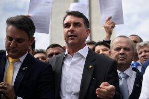 Bolsonaro Detido: Vigília Convocada por Flávio Agita o País!