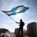 Milei e Peronismo: Uma Batalha Eleitoral de Tensão Máxima à Beira das Urnas! 1 2025 09 17T200951Z 271030981 RC2RTGAQ4TVX RTRMADP 3 ARGENTINA POLITICS PROTEST