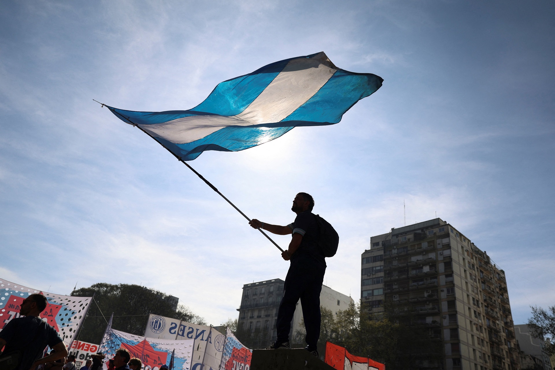 Milei e Peronismo: Uma Batalha Eleitoral de Tensão Máxima à Beira das Urnas! 2 2025 09 17T200951Z 271030981 RC2RTGAQ4TVX RTRMADP 3 ARGENTINA POLITICS PROTEST