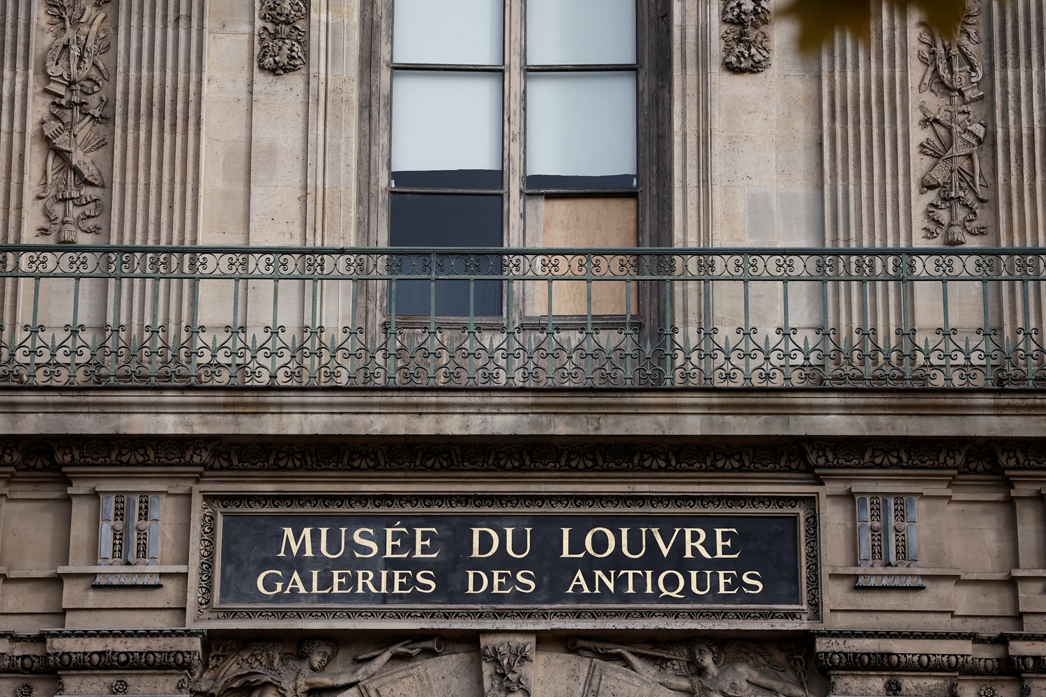 Louvre: Roubo em 7 Minutos Choca com DNA e Coroa Desaparecida! 1 2025 10 20T111527Z 555038054 RC2LFHA6UPOW RTRMADP 3 FRANCE CRIME LOUVRE