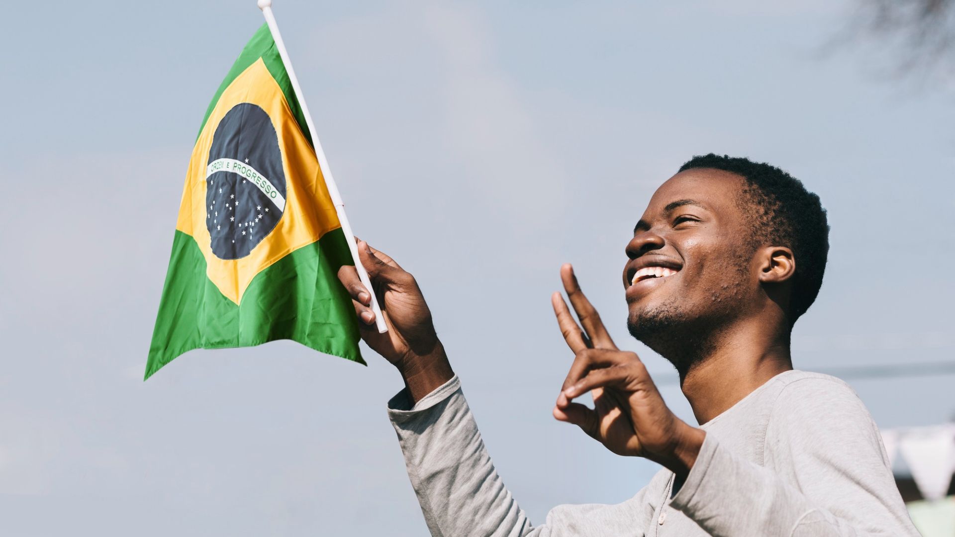 Brasil Lidera com Lançamento Bombástico do OKX Pay e OKX Card! 1 Brasileiro comemorando