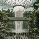 O aeroporto dos sonhos: cachoeira, cinema 24h e jacuzzi com vista! 6 Cachoeira interna Aeroporto Changi em Singapura Divulgacao Aeroporto Changi e1761749331867