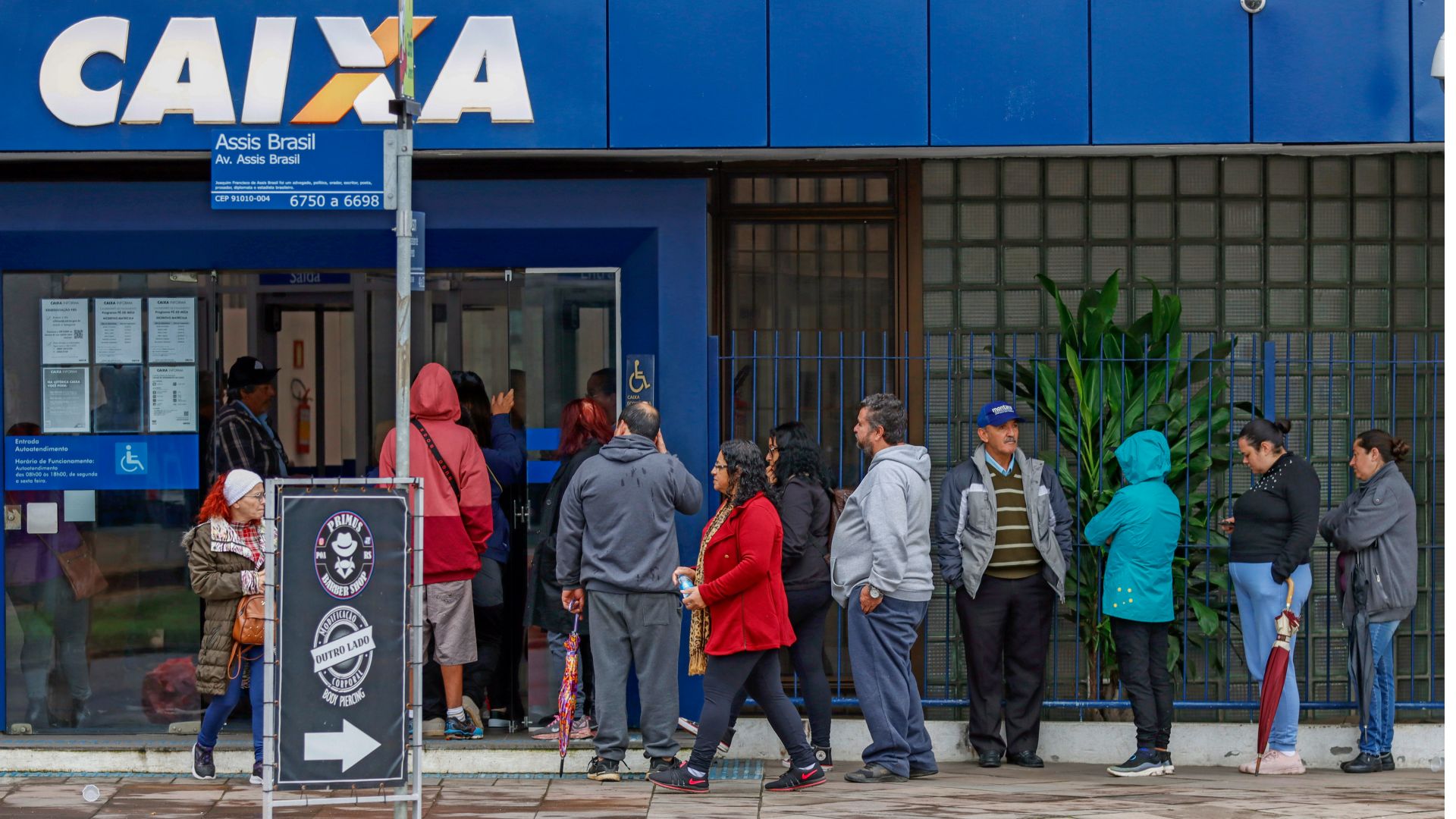 Fila na frente de agencia da