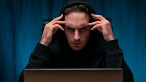 Hacker preso por esconder milhões em Bitcoin, mas a falha foi deixar a senha no WhatsApp!