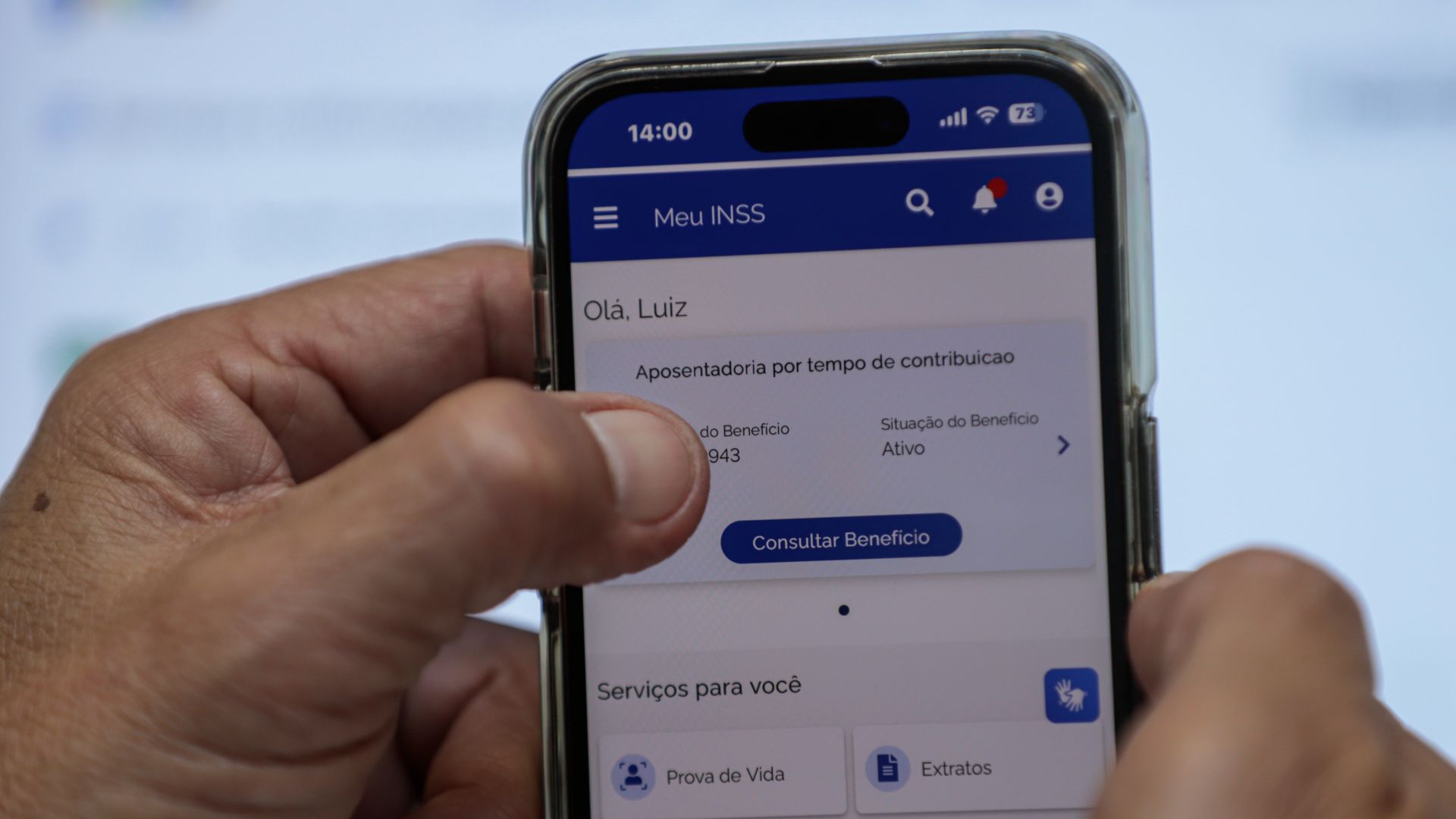 Idoso em aplicativo do INSS no Brasil