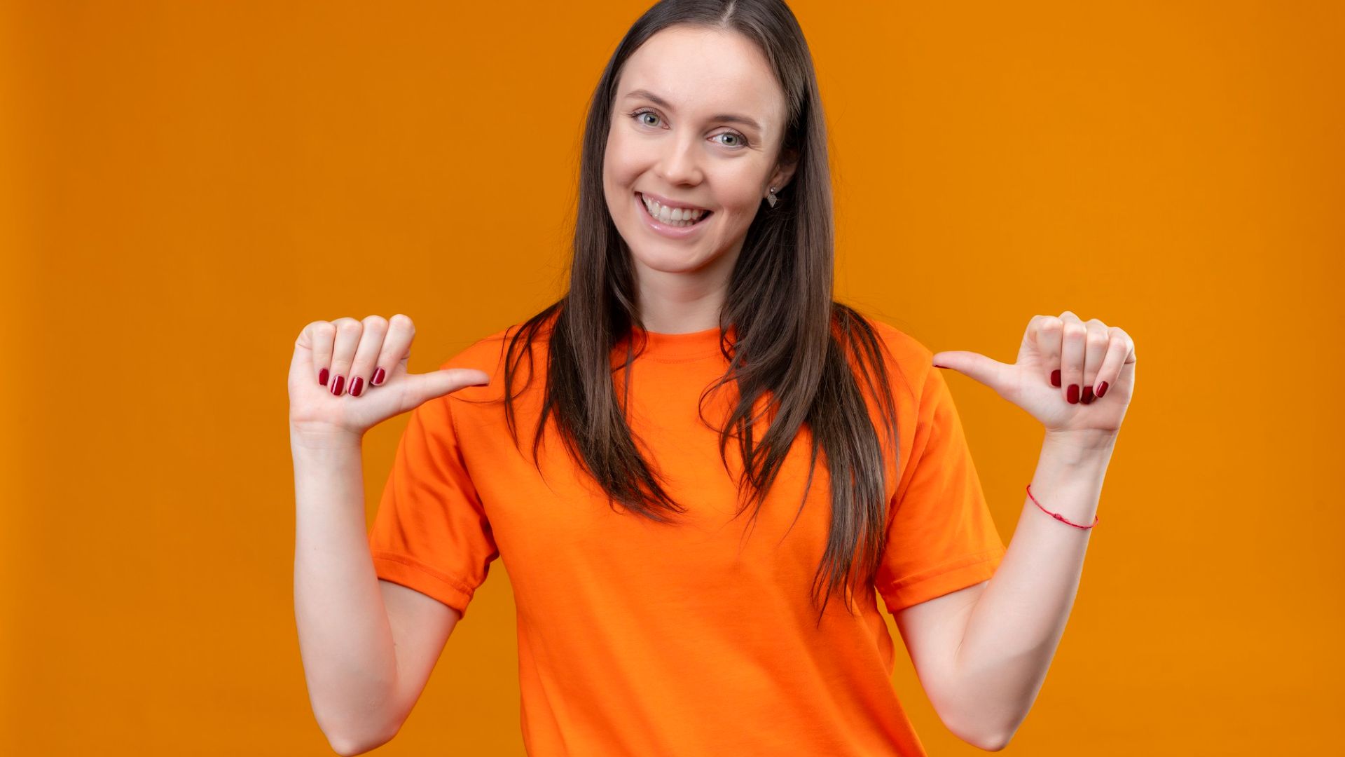 Itaú Busca Expert em Cripto: Oportunidade Imperdível com Foco em Rastreio e Recuperação! 2 Mulher apontando para si mesma com camisa e fundo laranja