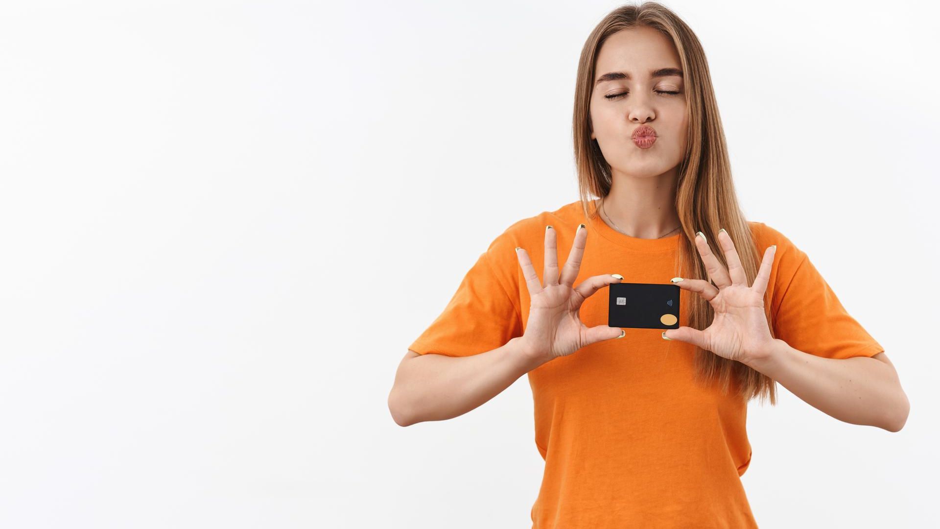 Revolução na Pagamento: Foxbit Pay Une Forças com Shipay nas Maquininhas! 2 Mulher com camisa laranja segurando cartao