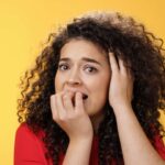 Bitnest: A Sombria Conexão com Nui Social e a Pirâmide de Criptomoedas! 8 Mulher com medo ao olhar