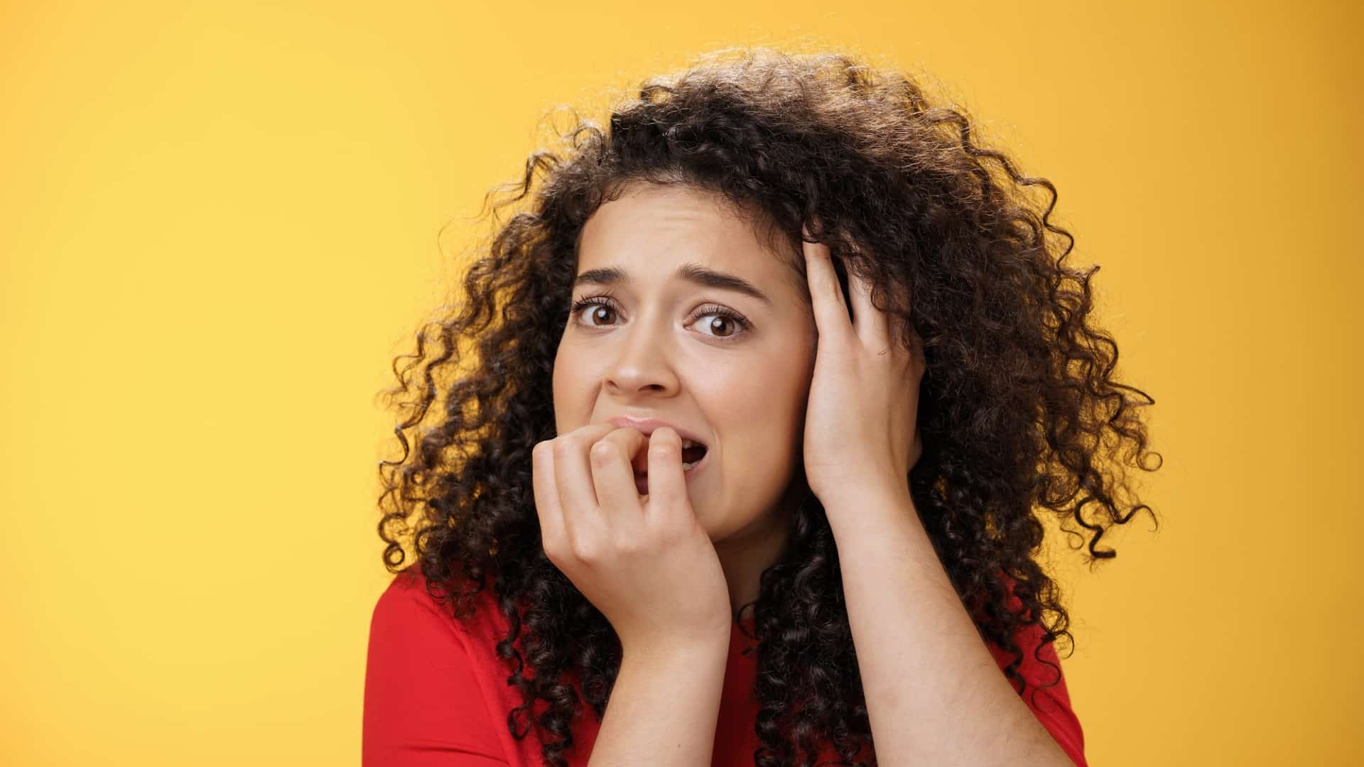 Bitnest: A Sombria Conexão com Nui Social e a Pirâmide de Criptomoedas! 2 Mulher com medo ao olhar