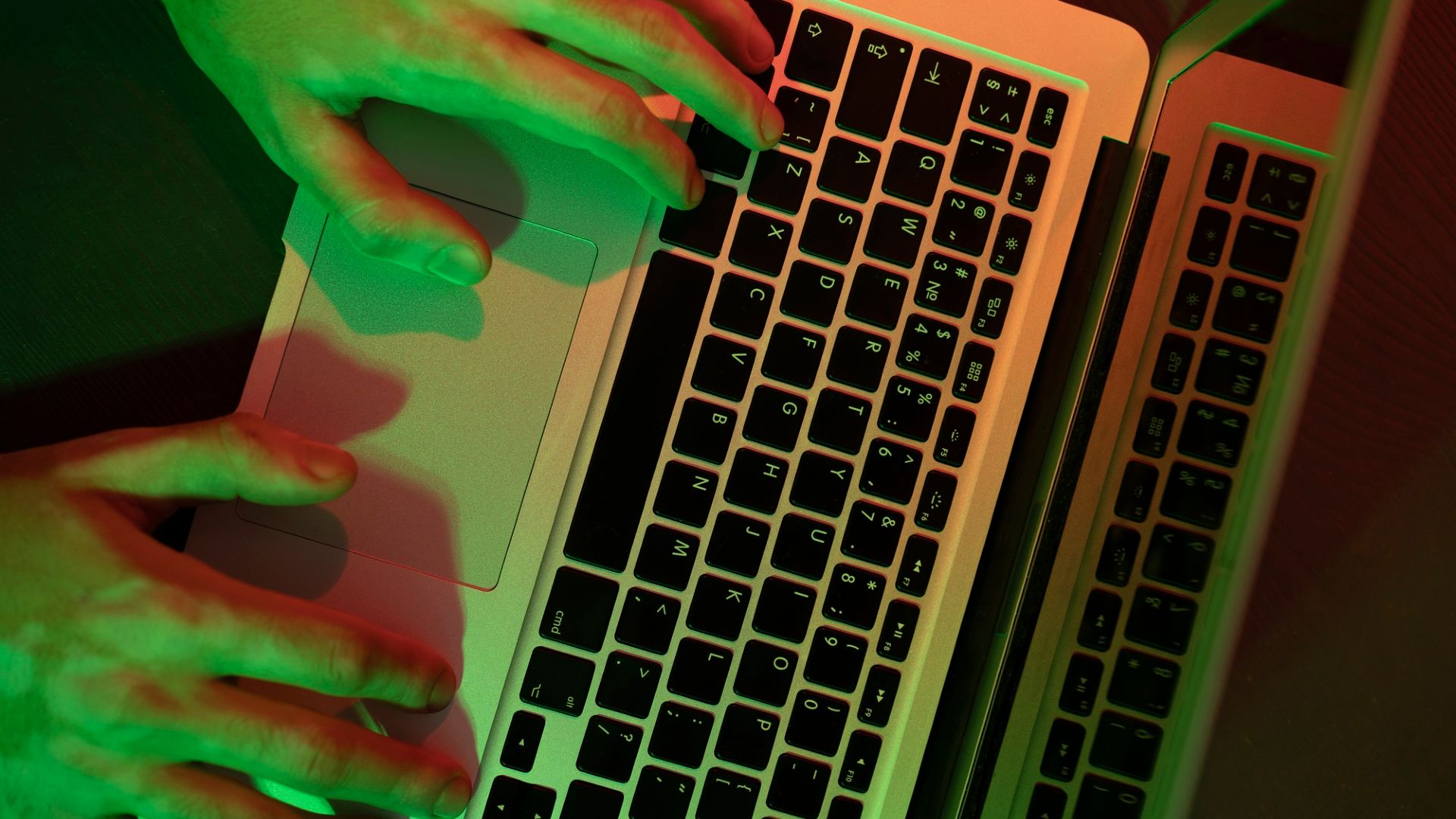 Pessoa trabalhando em computador