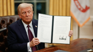 Trump Libera Outros 3: Além do Fundador da Binance! 5 President Donald Trump signing executive orders e1761338569244