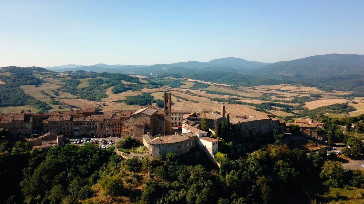 Descubra o Vilarejo Italiano que Paga Metade do Aluguel para Você Viver Perto de Florença! 1 Radicondoli italia vilarejo 1