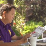 Kiyosaki Alerta: O Colapso Sem Precedentes Está Imminente! 1 Robert Kiyosaki autor do Pai Rico Pai Pobre lendo