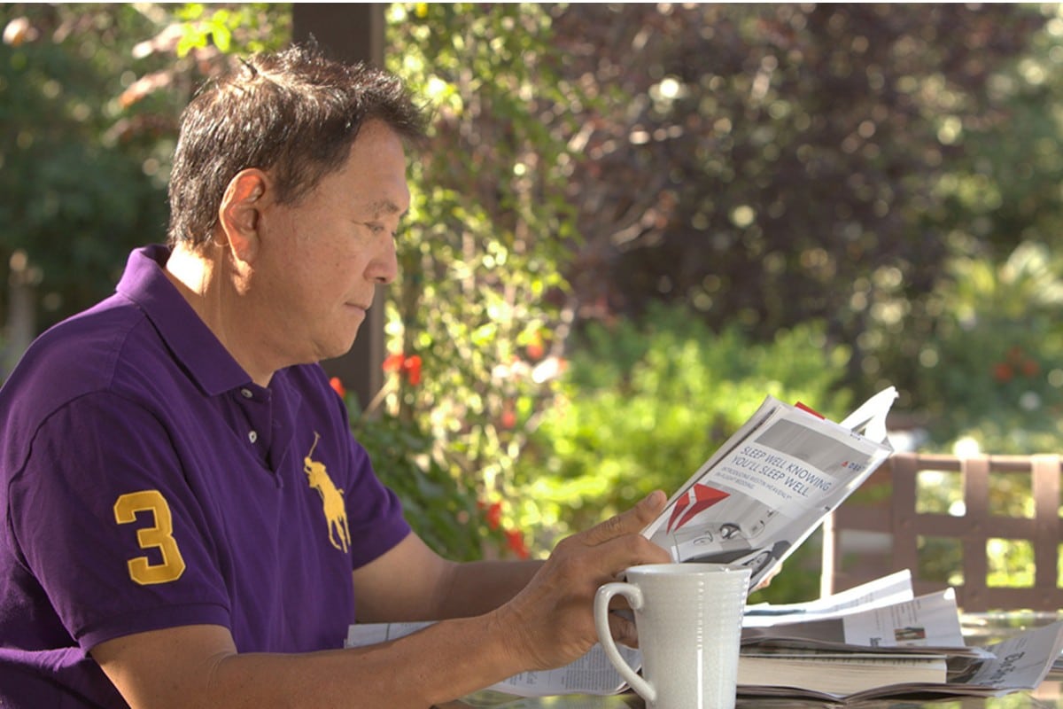 Robert Kiyosaki autor do Pai Rico Pai Pobre lendo