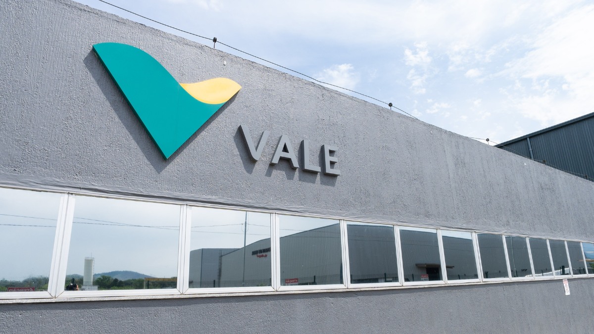Vale (VALE3) Surpreende com Lucro Astronômico de US$ 2,7 Bilhões no 3º Trimestre! Veja os Números! 2 Vale Xerem RJ CTSS Centro Tecnologico de Solucoes Sustentaveis.Foto da Fachada com a logo da Vale VA