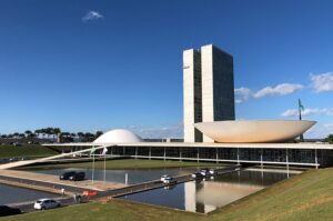 Bombeiros Enfrentam Chamas em Obra da Câmara dos Deputados em Brasília!