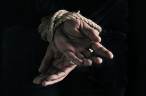 Faca Fatal: Investidor Perde R$ 3,2 Milhões em Bitcoin em Ataque Chocante!