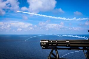 Trump intensifica pressão sobre Maduro com impressionantes manobras militares no Caribe; confira as fotos!