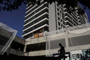 Crise na Construção: Lançamentos Imobiliários Caem em Meio à Inflação!