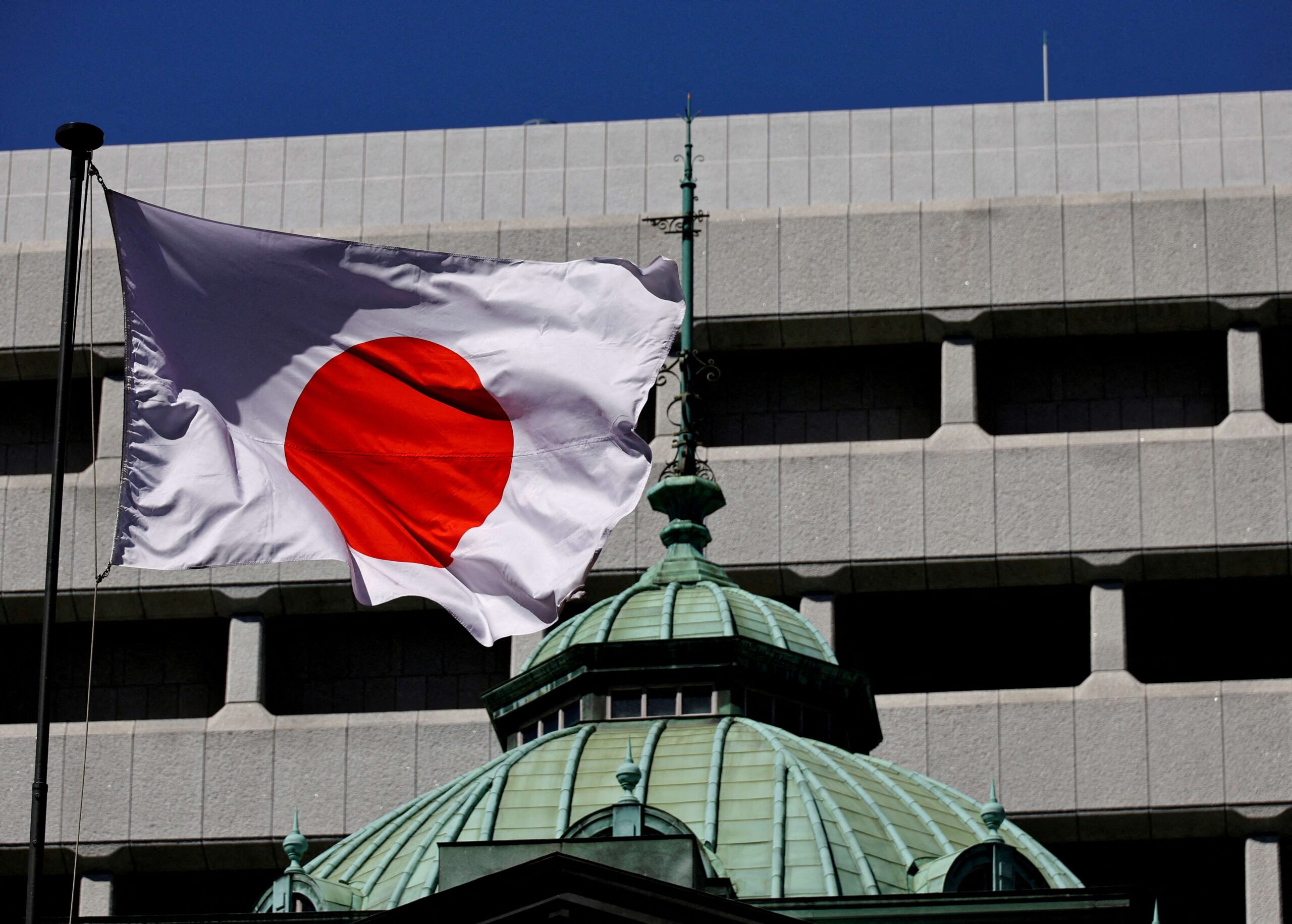 Japão Surpreende: PIB Despenca 1,8% e Marca Primeira Queda em Seis Trimestres! 4 2024 07 19T112657Z 1 LYNXMPEK6I0FG RTROPTP 4 JAPAN ECONOMY INFLATION scaled