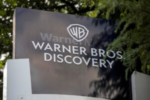 Guerra das Gigantes: Netflix, Comcast e Paramount Disputam Warner Bros!