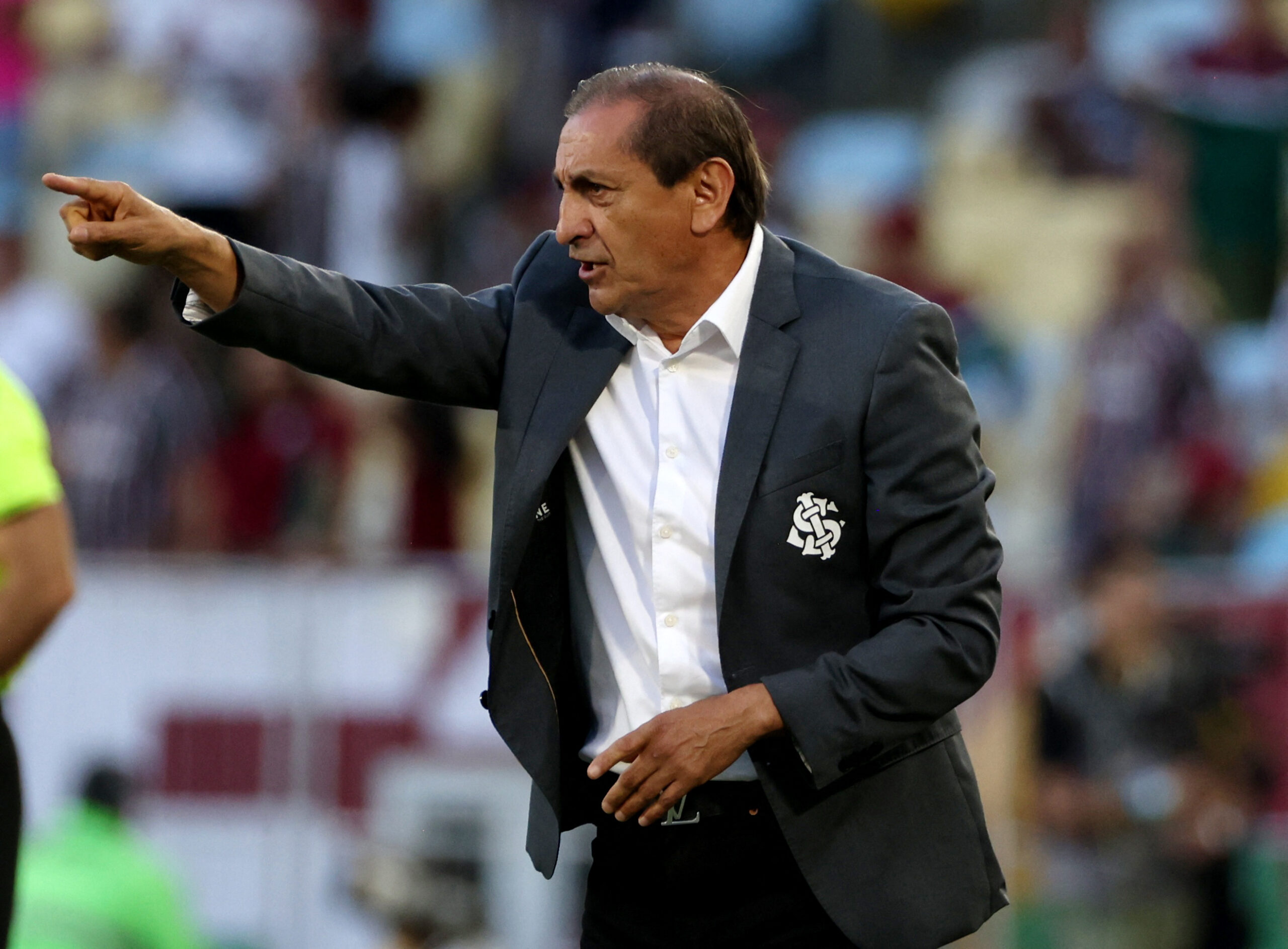 Técnico do Inter provoca indignação ao afirmar que “futebol é coisa de homem” após polêmica! 4 2025 10 25T204734Z 747210820 UP1ELAP1LR9TM RTRMADP 3 SOCCER BRAZIL FLU INT scaled