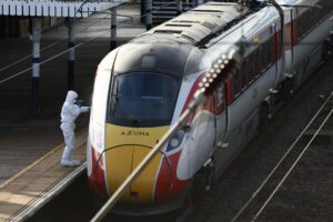 Trem para Londres se transforma em cena de horror: 10 esfaqueados!