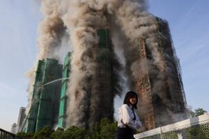 China Revolta: Inspeção Nacional de Incêndios Após Tragédia em Hong Kong!