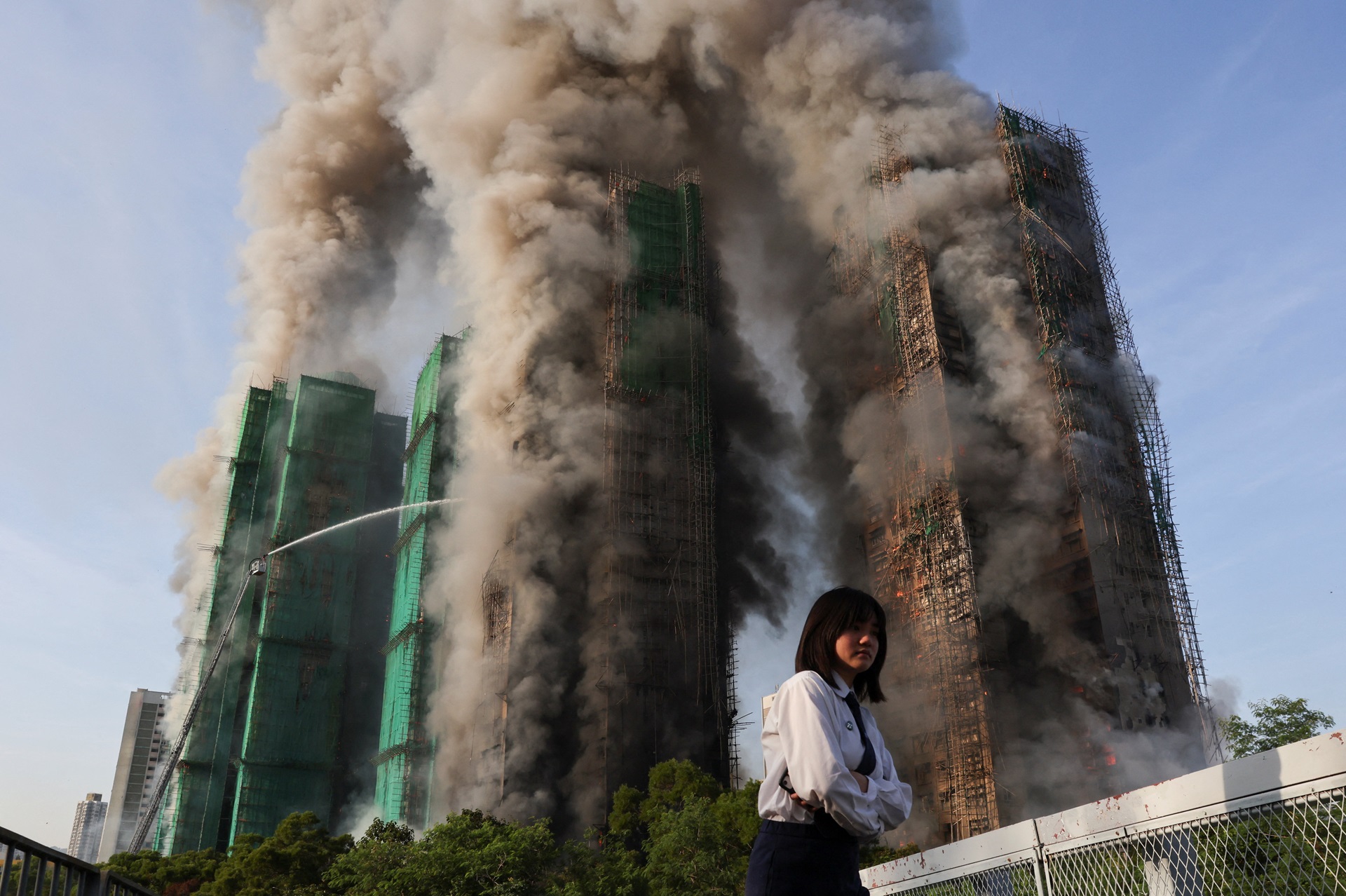 China Revolta: Inspeção Nacional de Incêndios Após Tragédia em Hong Kong! 1 2025 11 26T085153Z 115790862 RC284IANYXVK RTRMADP 3 HONGKONG FIRE