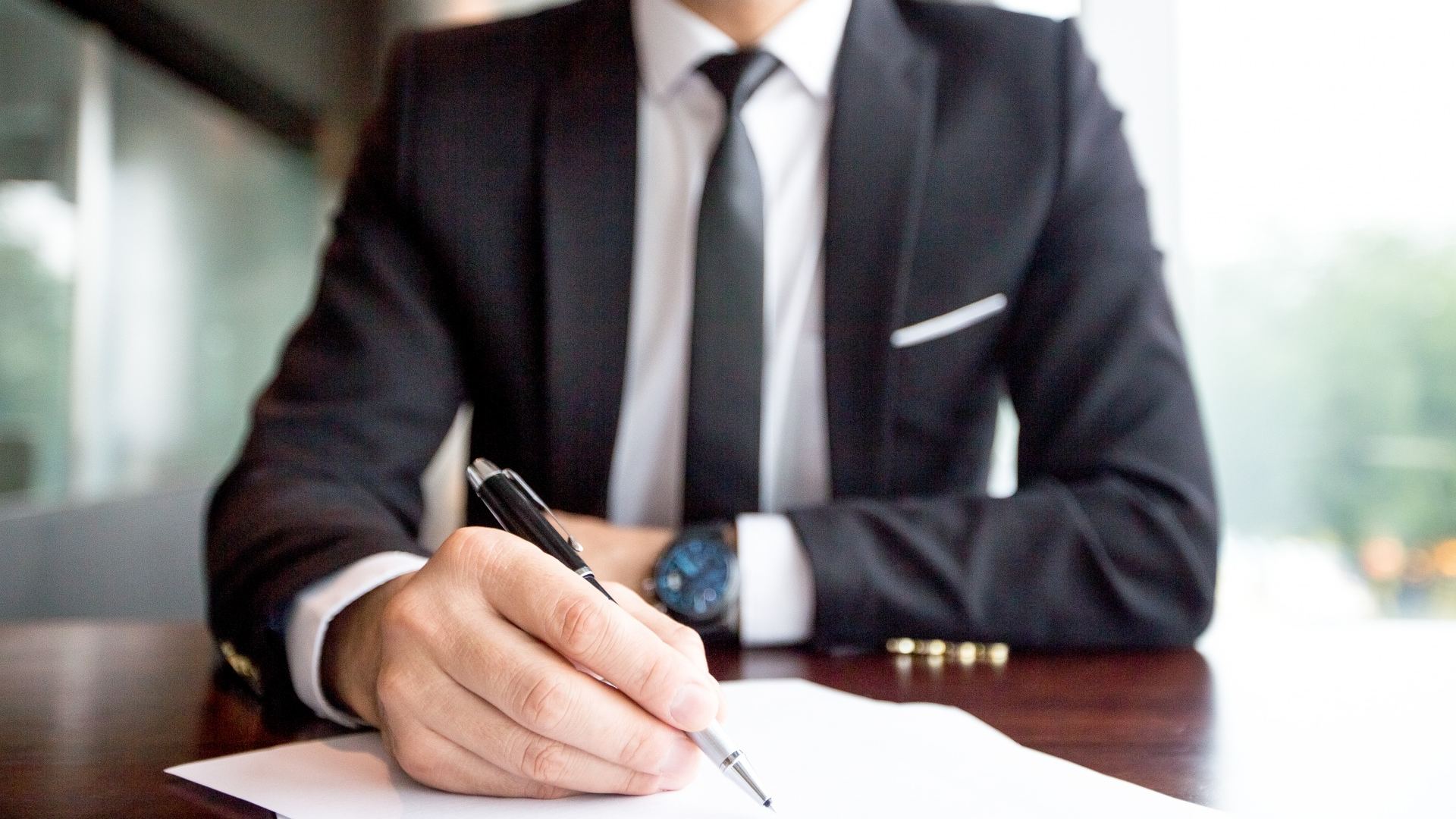 Advogado assinando
