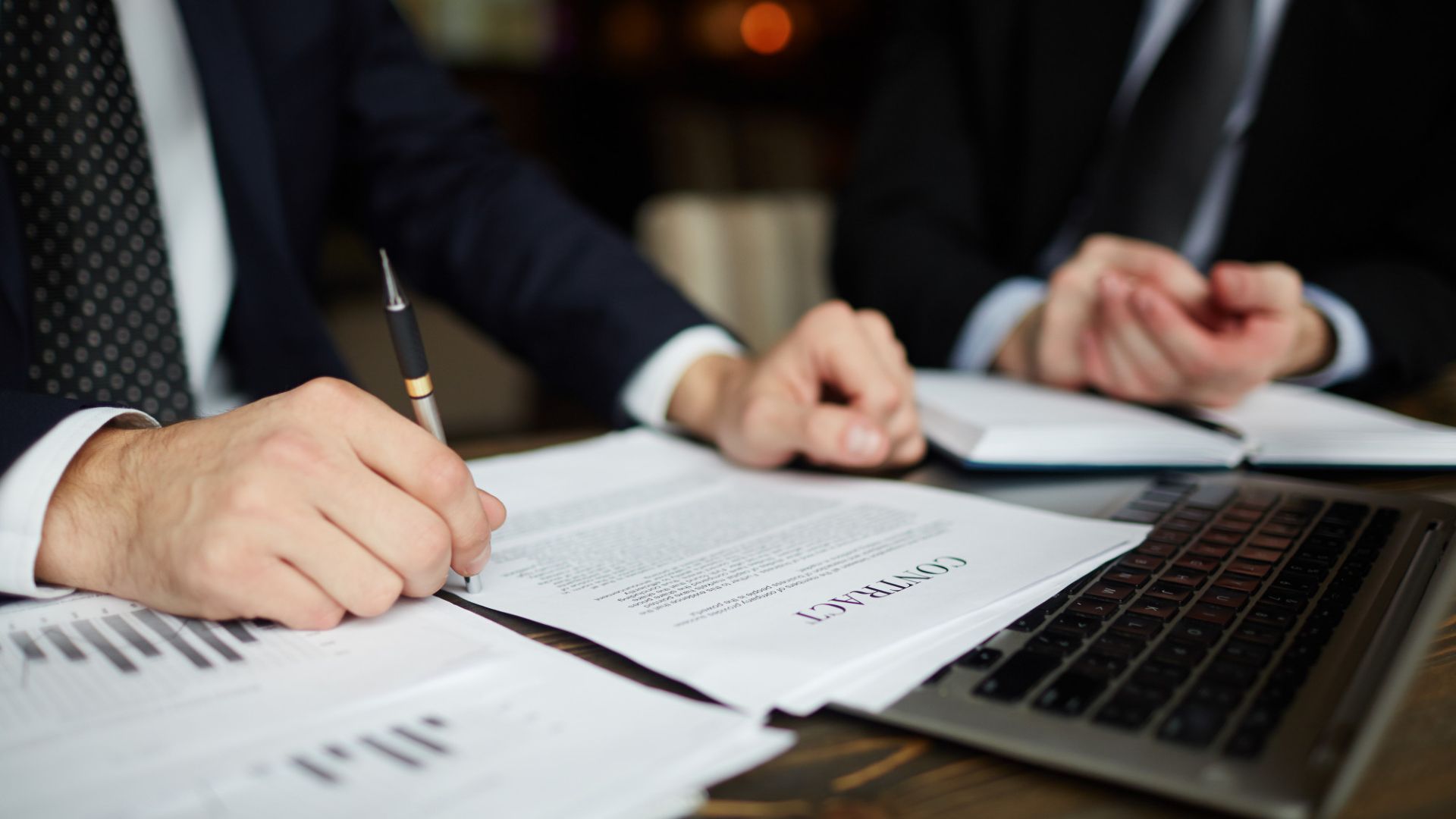 Alarmante: Advogado Adverte que Corretoras Brasileiras Precisam Abandonar Atalhos! 2 Advogado em analise de leis