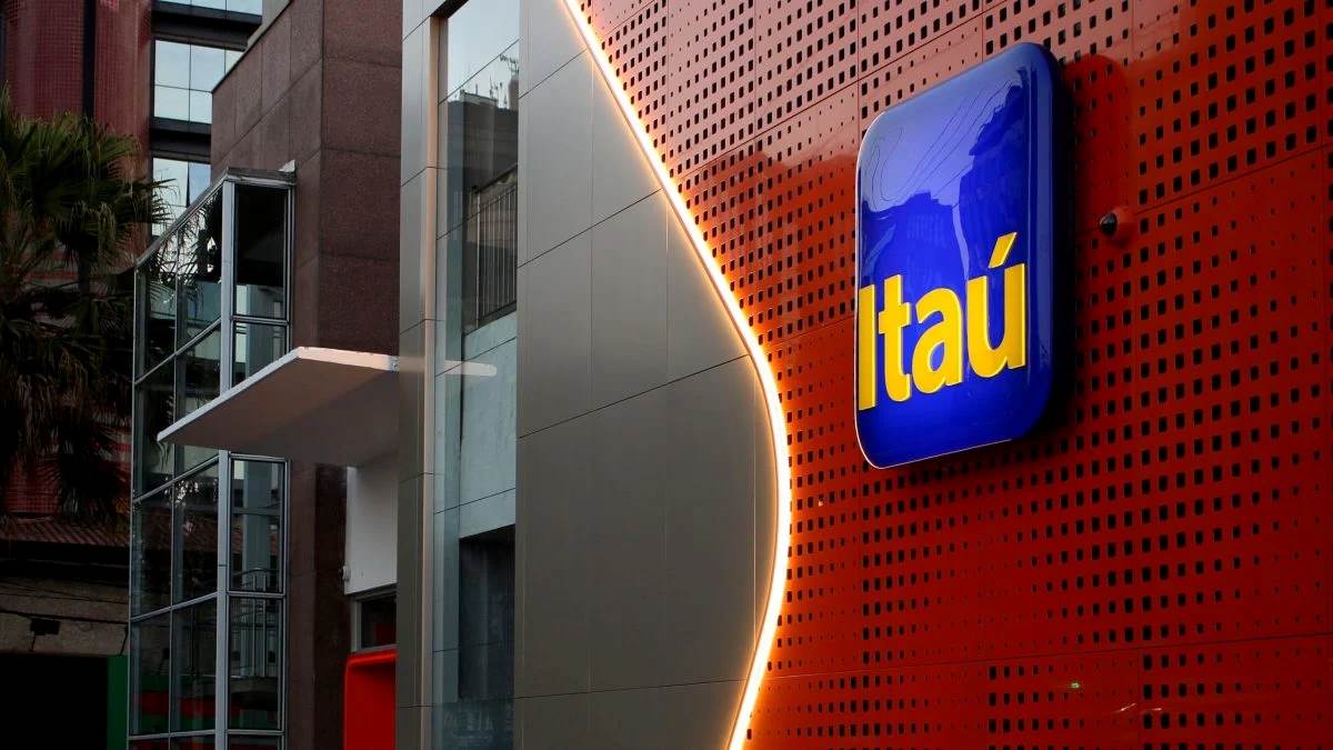 Itaú Unibanco bate recorde: lucro estrondoso de R$ 11,8 bilhões no 3T25! 2 Agencia Itau Unibanco ITUB4