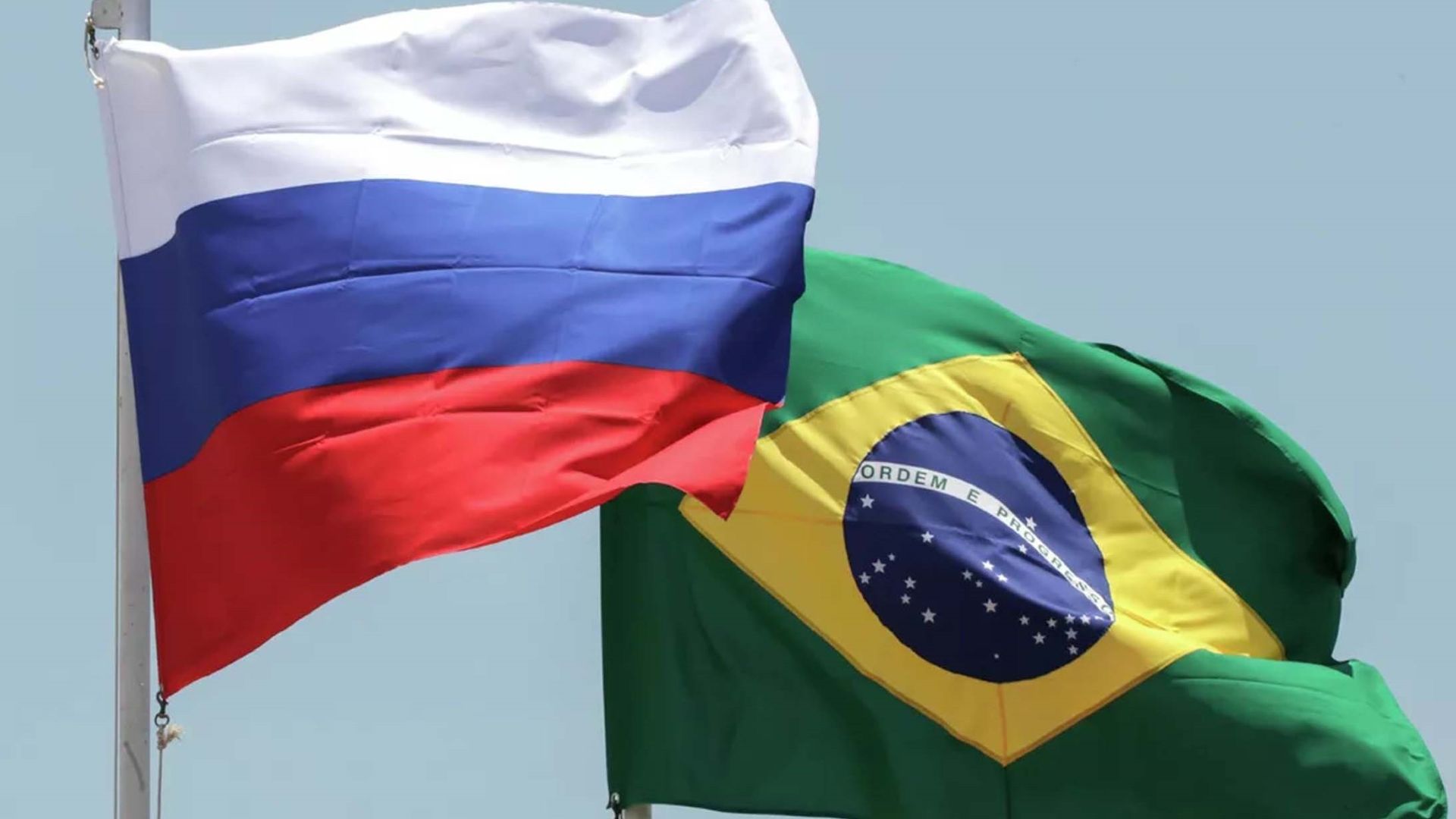 Bandeira da Russia ao lado da do Brasil
