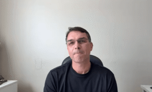 A verdade por trás do pavor: Tentam silenciar os Bolsonaros de forma brutal?