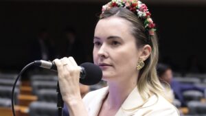 Julia Zanatta Lança Batalha Contra Regras da Receita Federal sobre Criptomoedas!