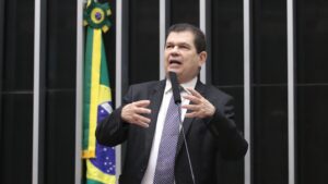 Deputado ataca Bitcoin após escândalo de R$ 54 bilhões: ‘É hora de esmagar!’