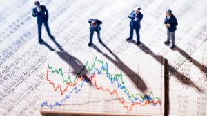 A Estrategista que Faz o Ibovespa Parecer Amador: A Fórmula para Evitar a Estupidez Financeira! 5 Empresarios olhando para graficos de mercado