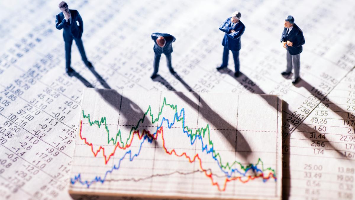 A Estrategista que Faz o Ibovespa Parecer Amador: A Fórmula para Evitar a Estupidez Financeira! 2 Empresarios olhando para graficos de mercado