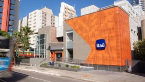 Itaú (ITUB4) desliza como um relógio suíço: lucro disparado e ROE firme! É a hora da compra? 5 Fachada de agencia do Itau Unibanco. Foto Divulgacao 1