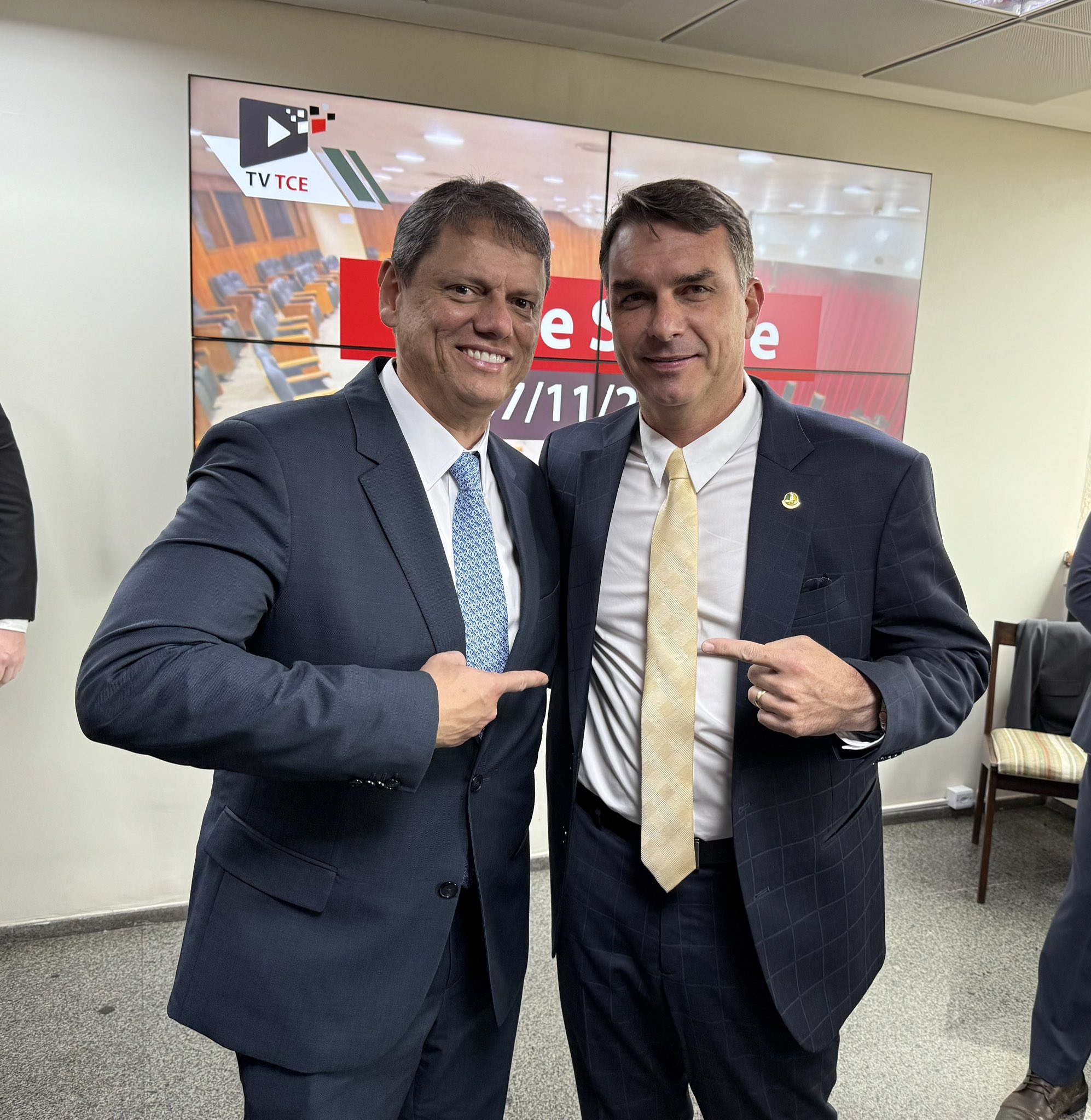 Flávio compartilha foto com Tarcísio em meio ao furor da sucessão de Bolsonaro! 3