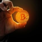 Revolução à Vista: Regulação Impulsiona Explosão da Criptoeconomia! 2 Homem segurando bitcoin em cor quente
