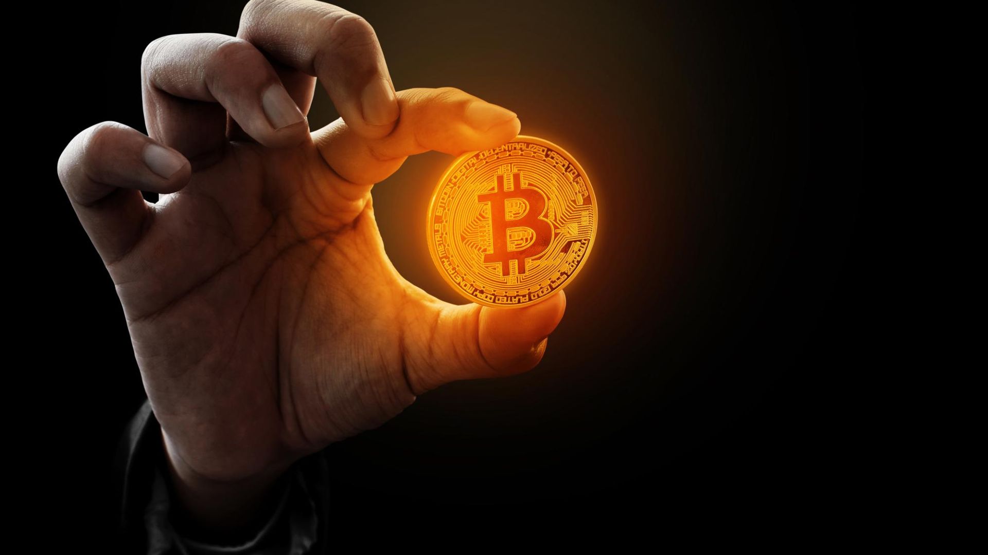 Revolução à Vista: Regulação Impulsiona Explosão da Criptoeconomia! 2 Homem segurando bitcoin em cor quente