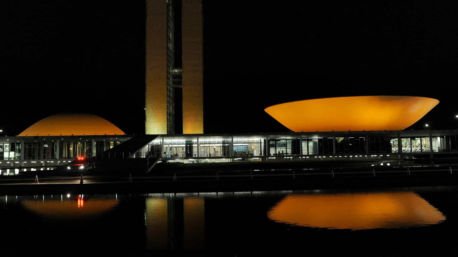 Iluminacao laranja em predio do Congresso Nacional