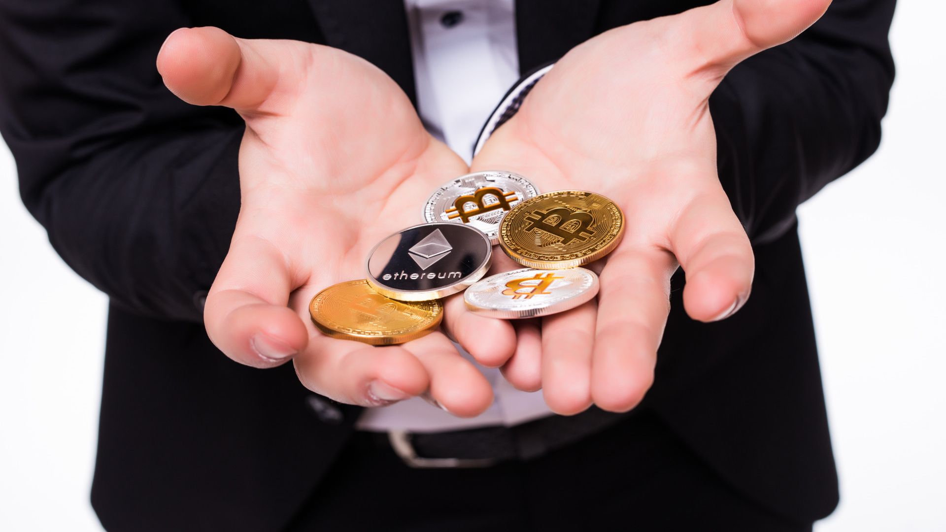 MP do Rio Lança Força-Tarefa Urgente para Conter Criptomoedas! 3 Mao segurando criptomoedas