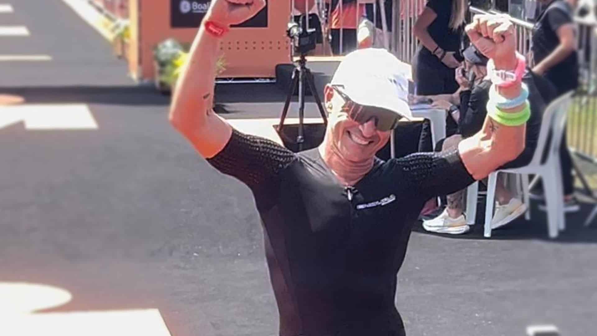 Pedro Cerize comemorando apos corrida