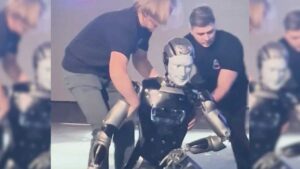 Robô Russo Estreia com Música de Rocky e é Nocauteado em Grande Estilo! Confira o Tombo! 5 Robo russo Reproducao 2