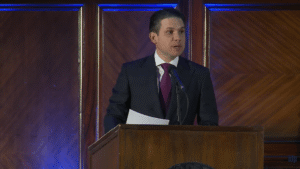 Hugo Motta e Gleisi em Confronto: Reunião Urgente para Decidir o Futuro do PL Antifração!