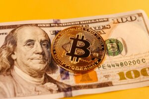 Bitcoin disparem enquanto o shutdown treme e auxílio de R$ 10.000 vem aí!
