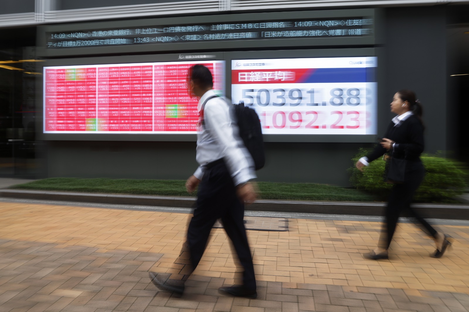 Operadores Asiáticos À Beira do Caos: Tecnologia Sob Ameaça de Shutdown! 2 mercados bloomberg